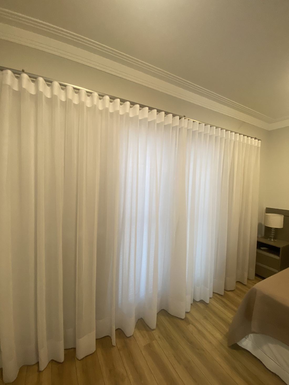Cortina de voil cobrindo a parede inteira do quarto